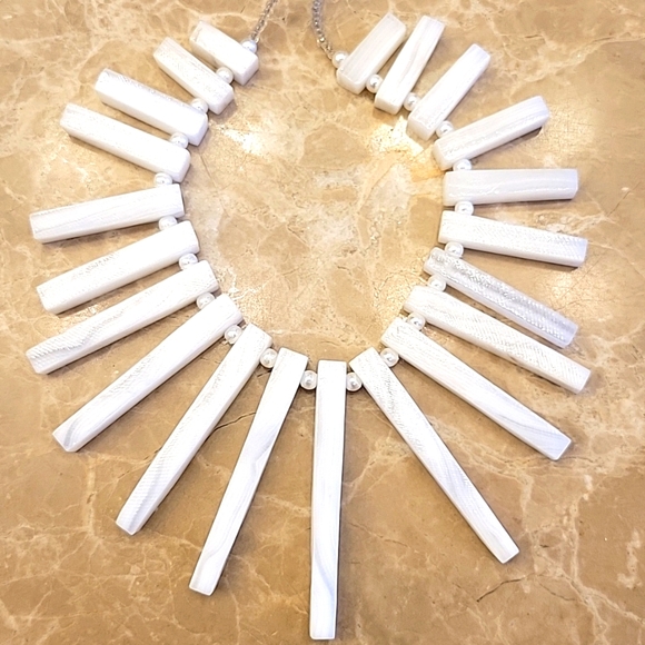 GORGEOUS Statement-making White-Stoned CONTEMPORARY Necklace - Picture 1 of 9